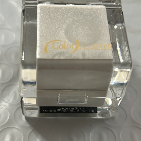 Color Assets Diane von Furstenberg Radiant Highlighter in shimmery silver - Picture 2 of 5